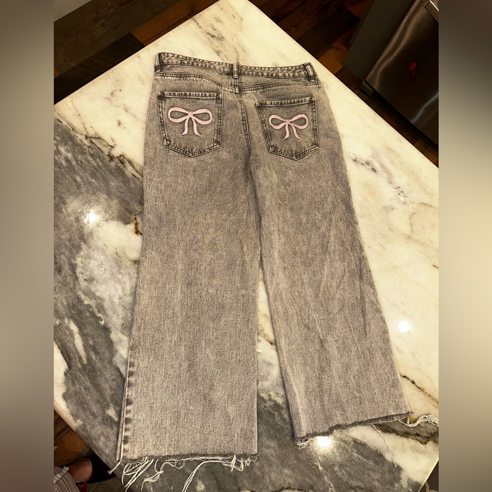 EUC Ashley Mason Size 27 or 5 Gray Jeans with Pink Bow Accents Ankle Crop‎ Pant - Picture 2 of 14